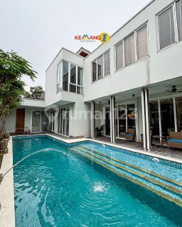 Dijual rumah mewah 2 lantai di kemang dengan kolam renang dan mini golf court