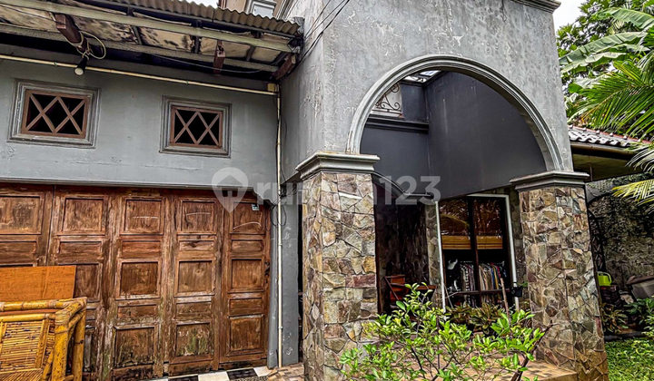 Dijual Rumah Luas dan Lokasi Tenang di Pekayon, Pejaten Barat 