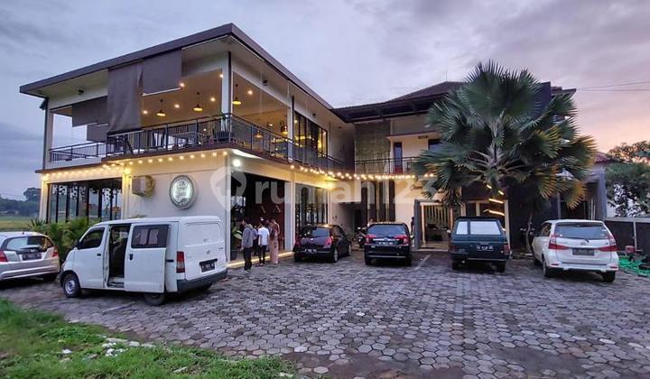 Hotel Guest House Restaurant in Salatiga with a Cool Mountain View