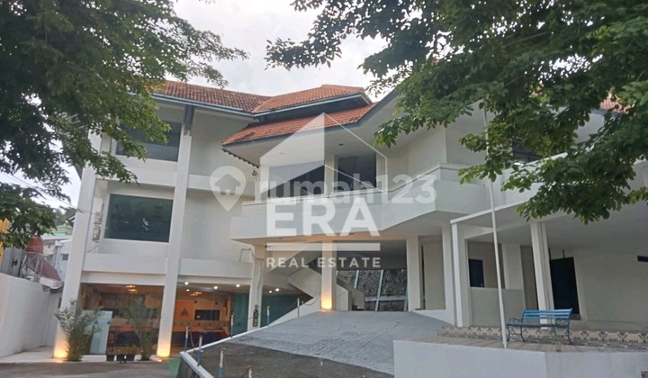 For Sale 3-Story & 2-Story Buildings on Veteran Street, Central Semarang City. #BuildingForSale #SellBuilding #OfficeBuilding #SemarangBuilding #CampusForSale #Office