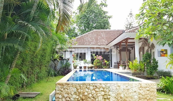 Villa 4 Kamar Tidur Dengan Taman Luas, Sanur 1