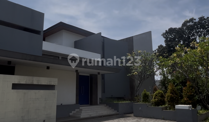 Rumah Mewah Dengan Private Swimming Pool di Emerald Cove Gading Serpong