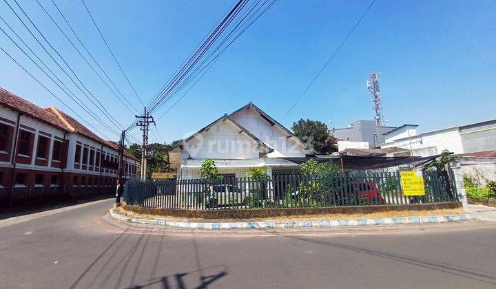 Rumah HITUNG TANAH !!! di Jl. Hasanudin, Klojen - Malang Kota, Luas 813 m2, Hook/Pojokan, SHM 1