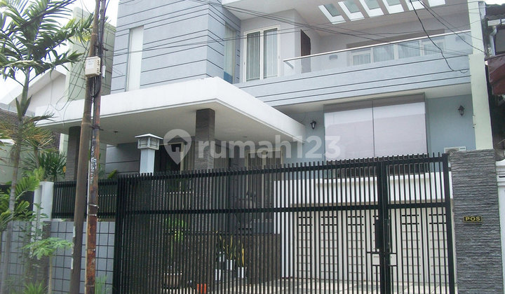 Rumah Mewah di Dharmahusada Indah Barat Surabaya Timur, 2 Lantai, Furnished, Siap Huni