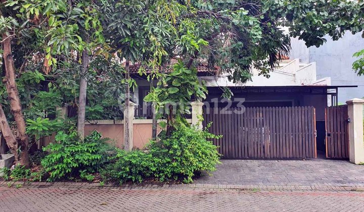 House in ARAYA East Surabaya, has a Swimming Pool, Corner Lot. House in ARAYA East Surabaya, has a Swimming Pool, Corner Lot.