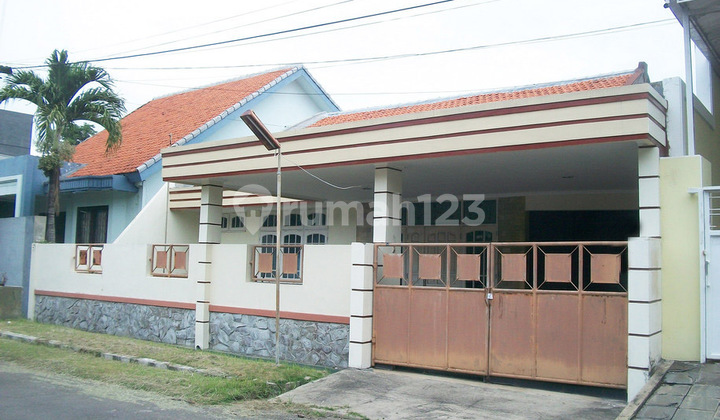 House in Medokan Ayu, East Surabaya, Wide Road Row, Well-Maintained and Nice, Ready to Occupy.