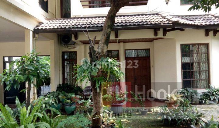 Rumah Cantik Dengan Kolam Renang Siap Huni di Jakarta Selatan 1