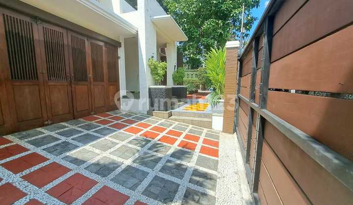 Good Corner House with Private Pool Near Toll Access in Radio Dalam, South Jakarta 2