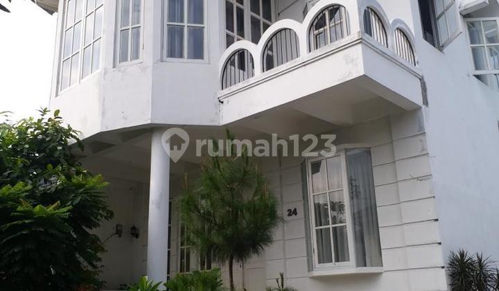 Rumah Megah Berkonsep Klasik di Jakarta Selatan