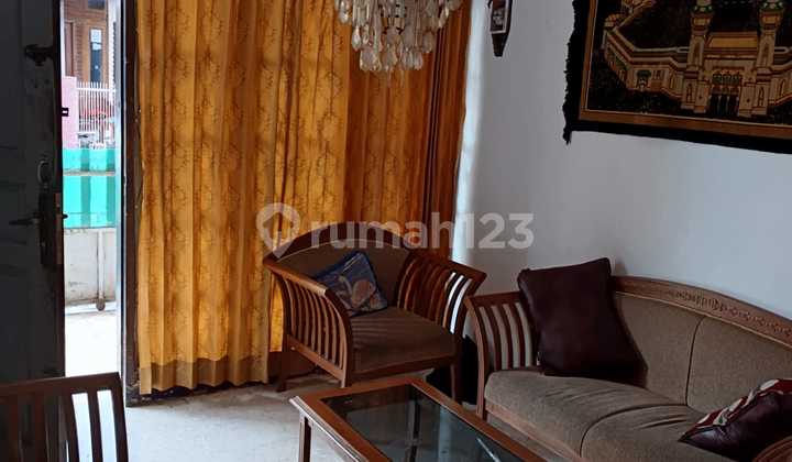 Cibeunying Cigadung Dago House. The Price is Attractive, Isn't It?