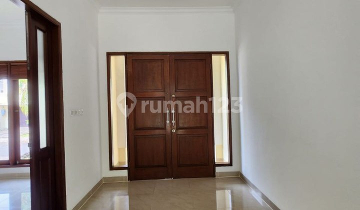 Disewakan rumah mewah dengan tanah luas Pejaten Barat Jakarta Selatan Disewakan rumah mewah dengan tanah luas Pejaten Barat Jakarta Selatan