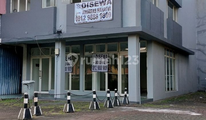 Ruko Gandeng Boelevard Disewakan di Citra 2 Ext. Minimal Sewa 2 Tahun, Cocok Buat Tempat Usaha atau Kantor. Keamanan 24 Jam, Parkir Luas. Sekitar Ruko Ada Bank, Minimarket, Cafe, Kost-Kostsan, Dll.