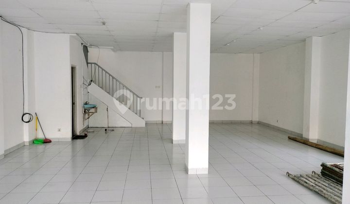 Connected Shop House for Rent on Boulevard in Citra 2 Ext. Minimum Lease 2 Years, Suitable for Business or Office. 24-Hour Security, Spacious Parking. Nearby: Banks, Minimarkets, Cafes, Boarding Houses, etc. 2