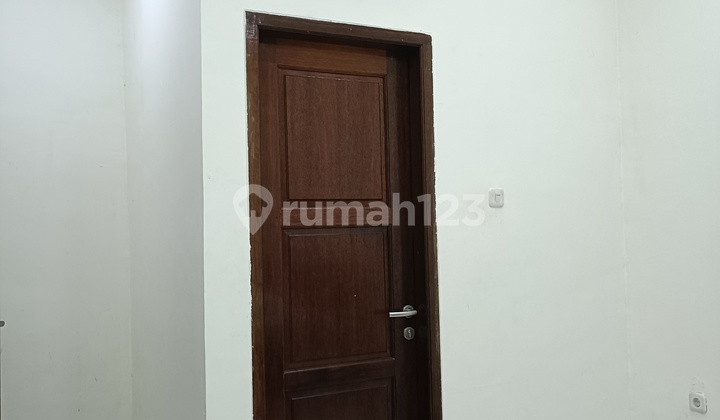 5+1 Bedroom House in Kencana Loka BSD Near Schools