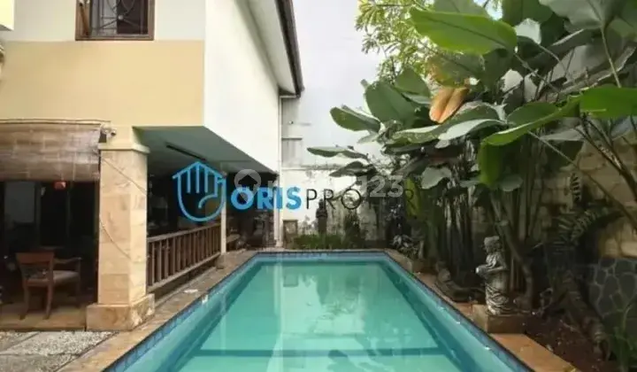 TURUN HARGA !  DIJUAL CEPAT RUMAH LAMA TERAWAT DI  DUKUH PATRA - KUNINGAN LOKASI PRIME AREA PATRA KUNINGAN JALAN LEBAR & TENANG  Lokasi Strategis Akses Jalan Lebar & Rindang Lingkungan Tenang  Luas Tanah 440 m2 Luas Bangunan 400 m2 Bangunan 2 Lantai 2