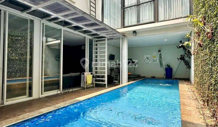 TURUN HARGA !   DIJUAL CEPAT RUMAH SIAP HUNI DI  RAGUNAN TROPICAL RESORT HOUSE  Lingkunan Private Dekat dengan Halte Busway  Luas Tanah 414 m2 Luas Bangunan 360 m2 Bangunan 1,5 lantai 1