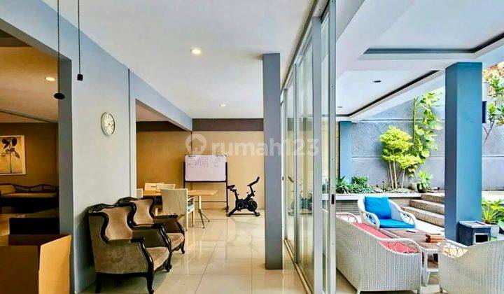 RUMAH DIJUAL DI BINTARO SEKTOR 9 MODERN MINIMALIST HOUSE  Dalam Cluster One Gate System Keamanan 24 Jam  Luas Tanah 460 m2 Luas Bangunan 400 m2 Bangunan 2,5 lantai 2