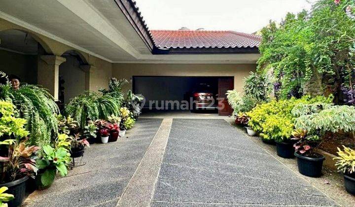 DIJUAL CEPAT RUMAH SIAP HUNI DI KEMANG DALAM BEST LOCATION ROW JALAN LEBAR  Lingkungan Tenang & Asri Dekat ke Kemang Raya  Luas Tanah 587 m2 Luas Bangunan 350 m2 Bangunan 1 lantai 1