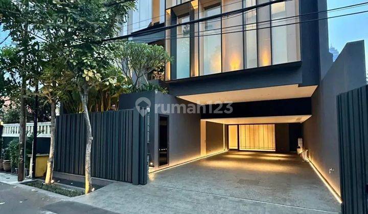 DIJUAL CEPAT RUMAH BARU LOKASI PREMIUM DI SCBD - KEBAYORAN BARU
BRAND NEW HOUSE
FULLY FURNISHED

Luas Tanah 192 m2
Luas Bangunan 737 m2
Bangunan 4 lantai + Rooftop 2