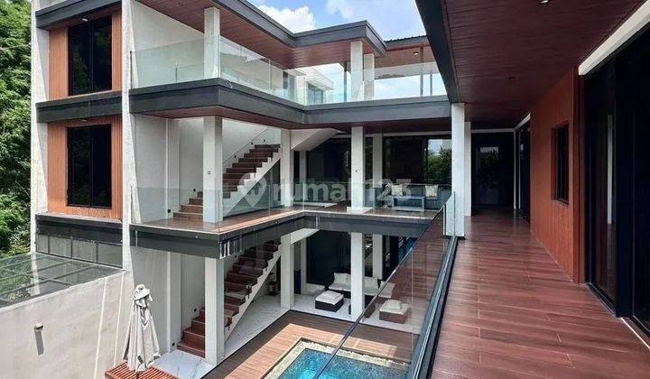 DIJUAL CEPAT RUMAH CANTIK SIAP HUNI DI JAGAKARSA
MODERN TROPICAL HOUSE
FULLY FURNISHED
DALAM KOMPLEK

One gate system 
Security 24 jam
Bebas Banjir
 
Luas Tanah 296 m2 ( fisik 500 m2 ) 
Luas Bangunan 1200 m2
Bangunan 3 lantai + rooftop & basement 1