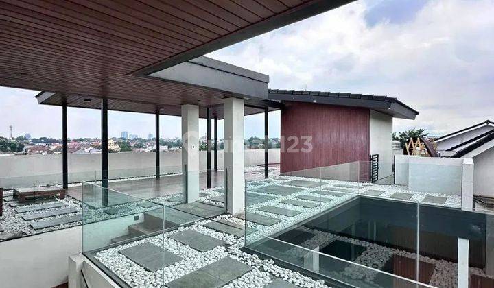 DIJUAL CEPAT RUMAH CANTIK SIAP HUNI DI JAGAKARSA
MODERN TROPICAL HOUSE
FULLY FURNISHED
DALAM KOMPLEK

One gate system 
Security 24 jam
Bebas Banjir
 
Luas Tanah 296 m2 ( fisik 500 m2 ) 
Luas Bangunan 1200 m2
Bangunan 3 lantai + rooftop & basement 2