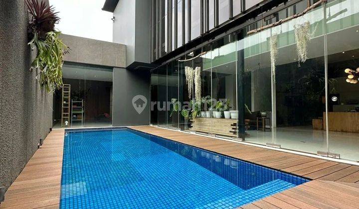 DIJUAL CEPAT RUMAH CANTIK SIAP HUNI DI KEBAYORAN BARU
DESIGNED BY NATANEKA ARCHITECT

Lokasi rindang depan taman
Jalan lebar, lokasi strategis dekat Blok M, Melawai, Station MRT 

Luas Tanah 372 m2
Luas Bangunan 700 m2 
Bangunan 3,5 lantai 1