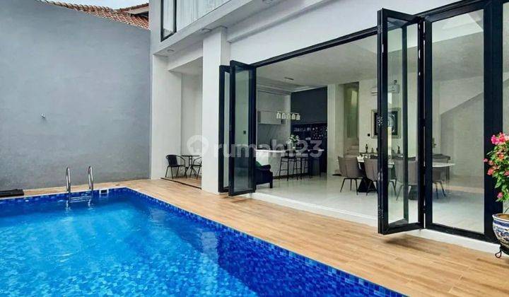 DIJUAL CEPAT RUMAH CANTIK SIAP HUNI DI PONDOK INDAH LUXURIOUS MODERN HOUSE SEMI FURNISHED  Luas Tanah 275 m2 Luas Bangunan 800 m2 Bangunan 3 lantai + Rooftop Kamar Tidur 4 1