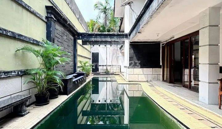 DIJUAL CEPAT RUMAH DI SIMPRUG
RUMAH TERAWAT SIAP HUNI
LOKASI PREMIUM

Lokasi Strategis 
Dekat ke Senayan & Sudirman
Lingkungan Perumahan, Aman & Nyaman

Luas Tanah 535 m2
Luas Bangunan 900 m2
Bangunan 2 lantai 1