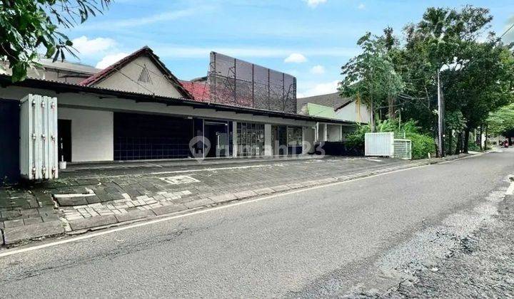 TURUN HARGA DIJUAL SEGERA BANGUNAN TUA DI KEBAYORAN BARU 
PREMIUM AREA, JALAN LEBAR 
HITUNG TANAH
COCOK UNTUK HUNIAN, KANTOR & KLINIK

Luas Tanah 597 m2
Luas Bangunan 400 m2
Bangunan 1 lantai 1