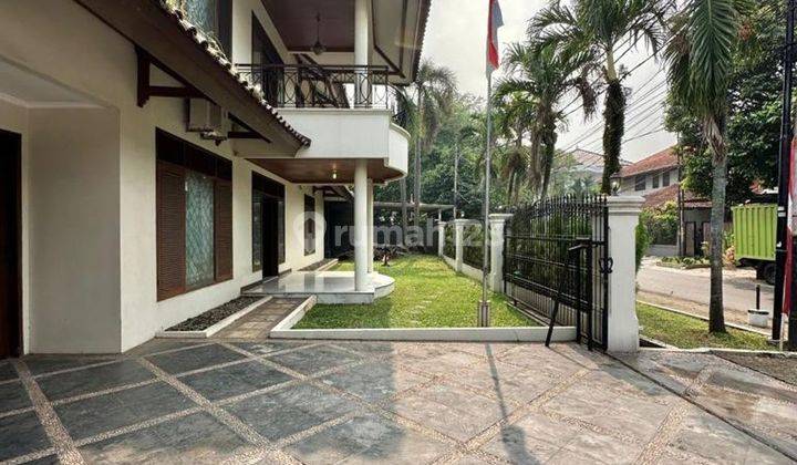 TURUN HARGA !  DIJUAL CEPAT RUMAH SIAP HUNI DI KEBAYORAN LAMA SIAP HUNI  Jalan Depan Lebar Lokasi Strategis Dekat ke Gandaria City & Pondok Indah  Luas Tanah 361 m2 Luas Bangunan 400 m2 Bangunan 2 Lantai 1