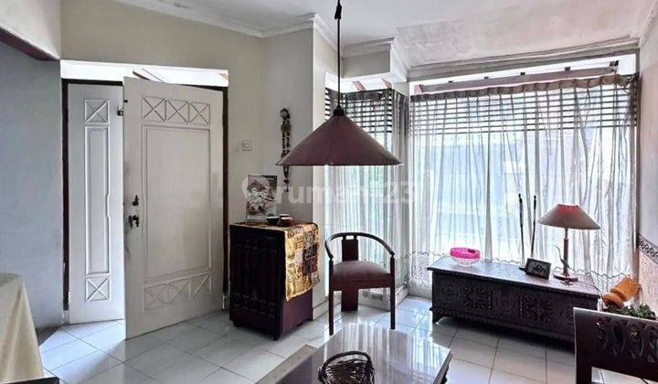 BEST PRICE!  FOR SALE LEBAK BULUS DALAM KOMPLEK DEKAT STASIUN MRT  Row Jalan Lebar Lingkungan Tenang & Nyaman  Luas Tanah 200 m2 Luas Bangunan 125 m2 Bangunan 2 lantai 2