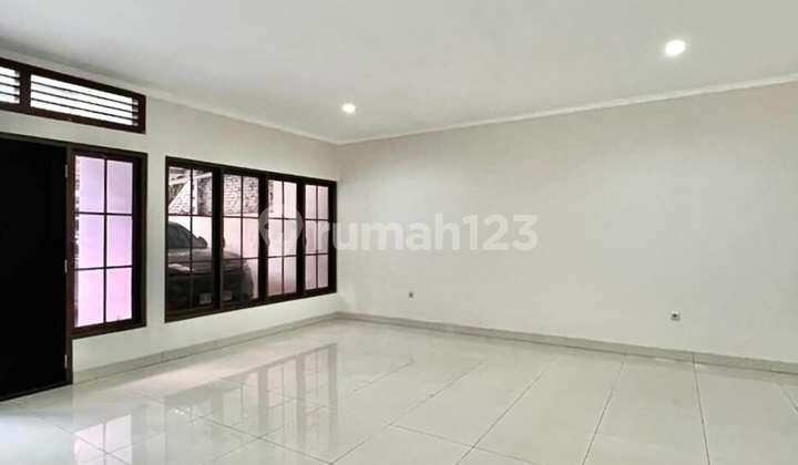 Rumah Cocok untuk Usaha di Area Senopati - Kebayoran Baru, T 251 B 192 2