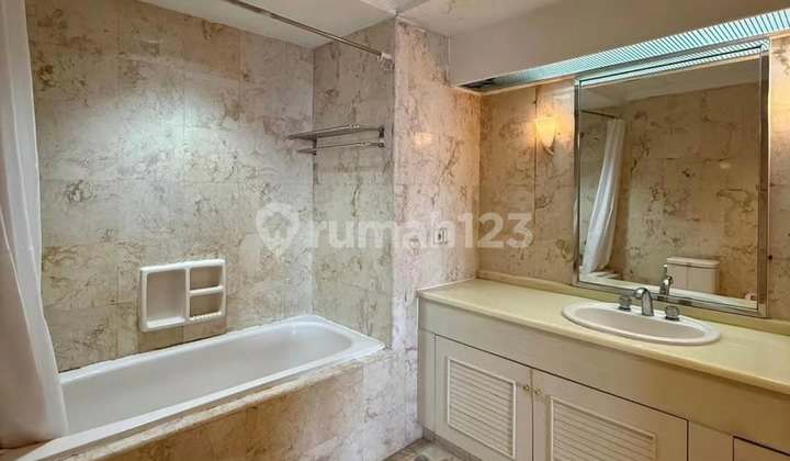 Apartemen Furnished 3 BR di Park Royal Gatot Subroto, LB 160 2