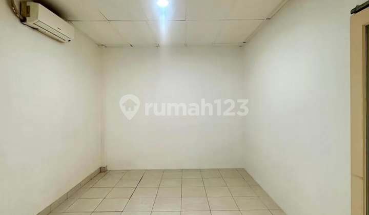 Strategic 3-Story Shophouse in Tendean Square, T 75 B 250 Strategic 3-Story Shophouse in Tendean Square, T 75 B 250