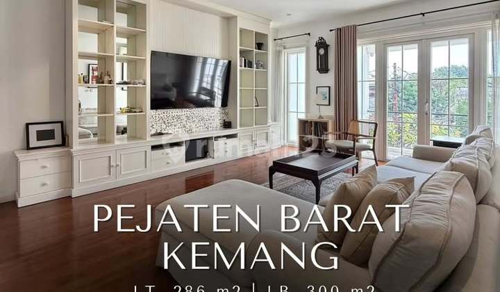 Modern Classic House in Pejaten Barat - Kemang, Land Area 286 m², Building Area 300 m²