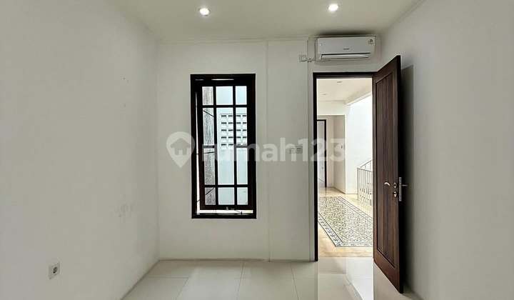 Rumah Baru Semi Furnished di Cilandak, T 107 B 210 2