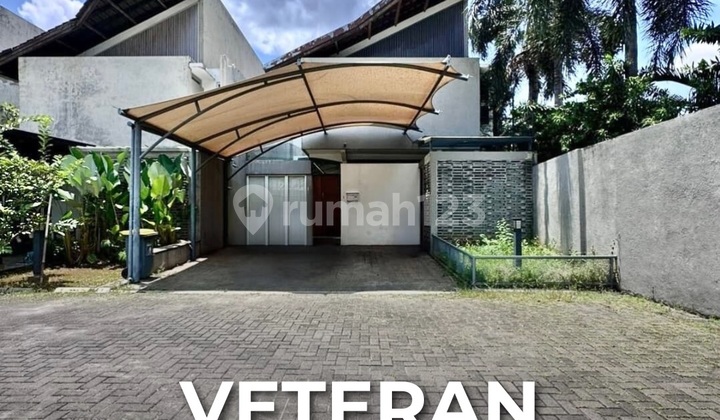 Modern Minimalist House Dalam Townhouse Veteran, T 208 B 182