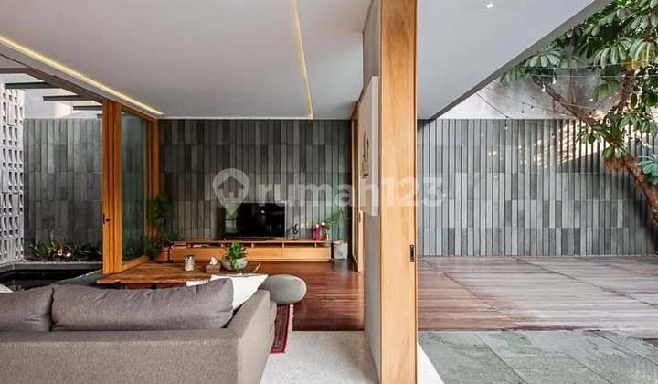Rumah Modern Tropis Halaman Luas di Jati Padang, T 880 B 800 2