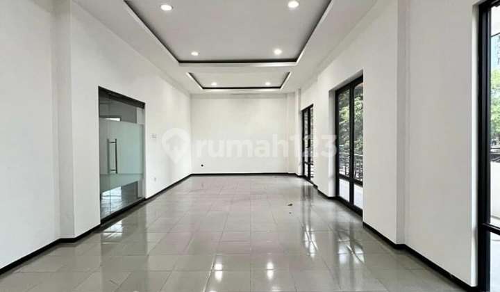 Gedung 3 Lantai di Zona Komersial Bangka Raya, T 1095 B 1500