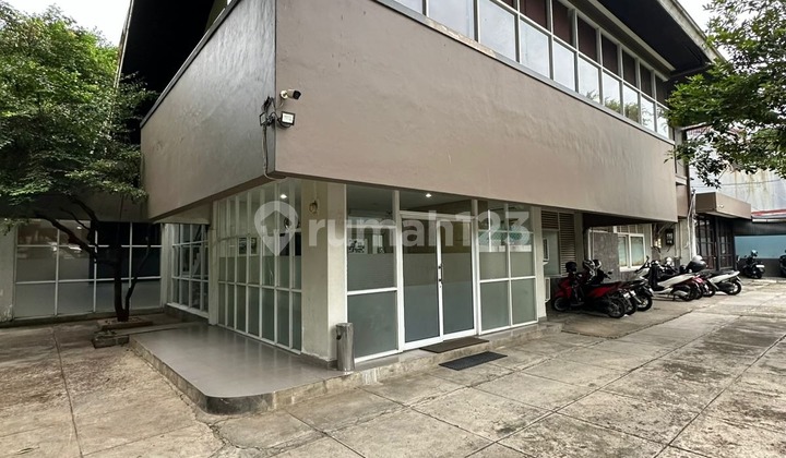Gedung Kantor 1017m2 Pinggir Jalan Raya Area Komersial Kebayoran