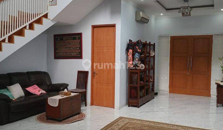 Dijual Rumah 2 Lantai 6 Kamar Semi Furnish di Jakarta Timur  2