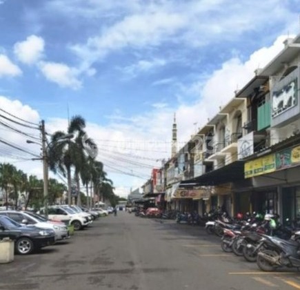 Strategic shophouse beside the main road at Harapan Indah Green Boulevard.