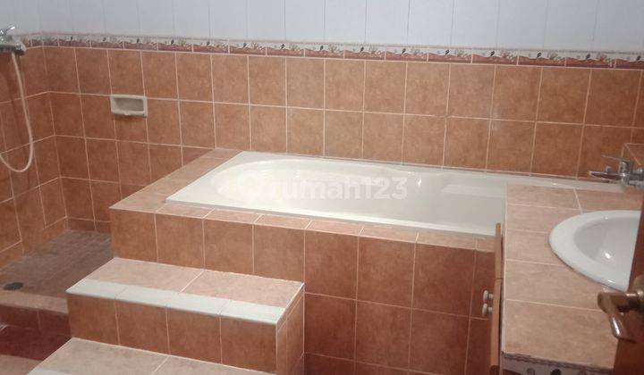 RUMAH 2 LANTAI TAMAN LUAS DEKAT AREA PERKANTORAN 8