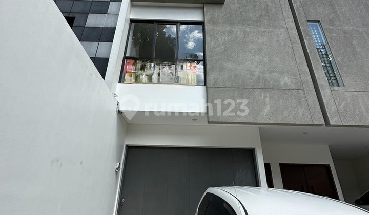 For Rent 3-Story Shop House in Pasirkaliki, Located in the City Center, Strategic Location.