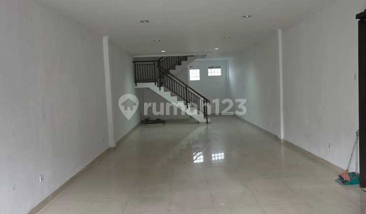 For Rent Shop House On Main Road Kopo, Strategic Location, Close to Shopping Center, Near Hospital