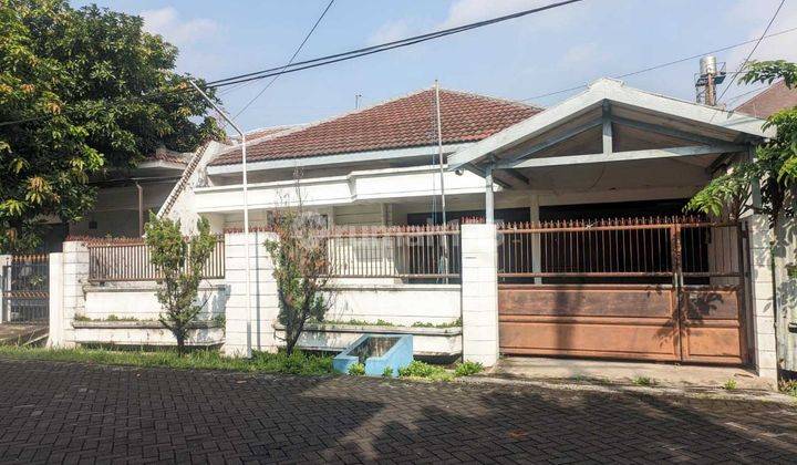 Rumah di Manyar Jaya Surabaya Timur, Bagus + Terawat, Lokasi Strategis, Row Jalan Lebar 1