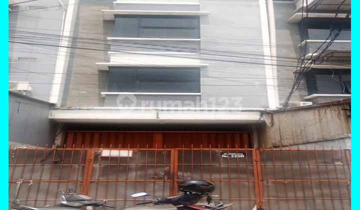 Chandra rents a 4x20m shop house in Jelambar. Chandra rents a 4x20m shop house in Jelambar.