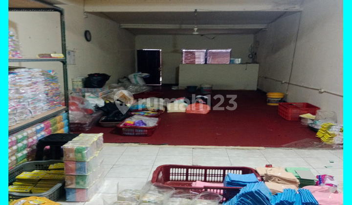 Chandra rents a 4x19m shop space in Jelambar.