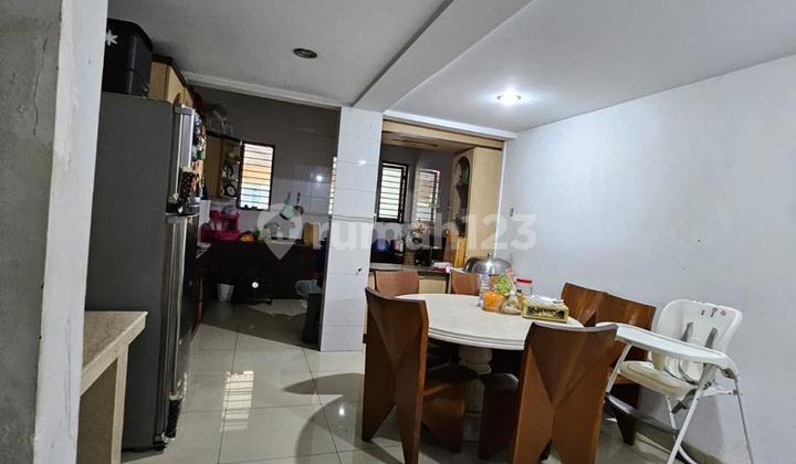 Chandra 7x24m house in Dutamas Jelambar complex. 2