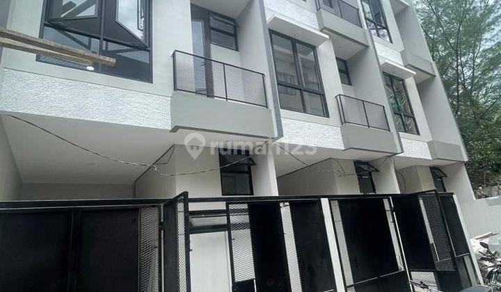 Chandra Rumah 3 Lantai Hadap Selatan di Komplek Kavling Polri 4